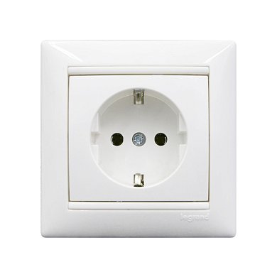 Розетка 2Р+Е&nbsp;&nbsp;16 А 250 В белая (шторки)&nbsp;&nbsp;VALENA